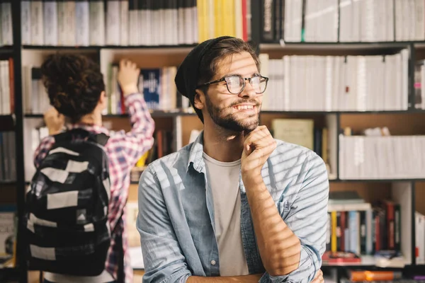 Koncepcja Kształcenia Biblioteki Studentów Szczęśliwy Młody Mężczyzna Stojący Biblioteki Przed — Zdjęcie stockowe