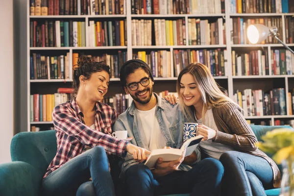 Concepto Educación Biblioteca Estudiantes Trabajo Equipo Tres Jóvenes Amigos Felices — Foto de Stock