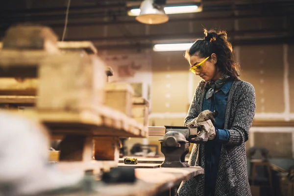 Happy Professional Female Carpenter Steel Vise Workshop — Stock Photo, Image