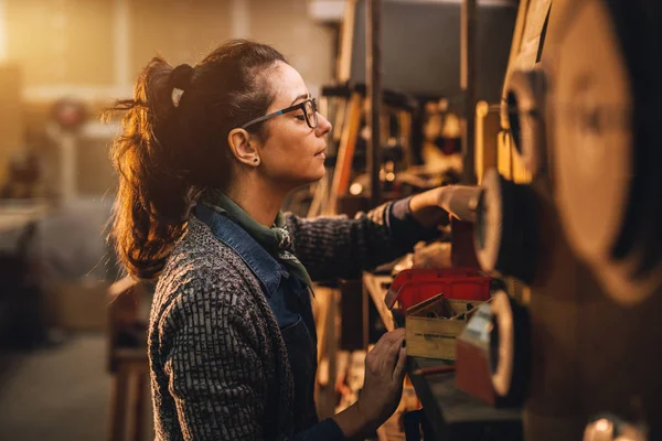 Professionele Vrouwelijke Timmerman Werken Met Elektrische Boor Werkplaats — Stockfoto