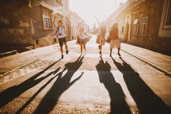 Group Young Happy Friends Travelling City Jumping Sunny Street — Stock Photo, Image