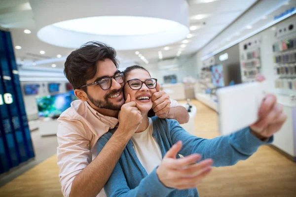 Junges Glückliches Paar Macht Selfie Elektronikgeschäft — Stockfoto