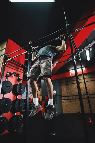 Ισχυρή Bodybuilder Κάνει Τραβήξτε Μέχρι Την Άσκηση Στο Γυμναστήριο — Φωτογραφία Αρχείου