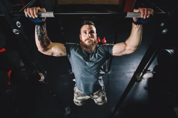 Fuerte Culturista Haciendo Ejercicio Pull Gimnasio — Foto de Stock