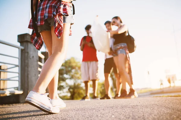 Grupo Jovens Amigos Felizes Viajando Juntos Olhando Para Mapa Cidade — Fotografia de Stock