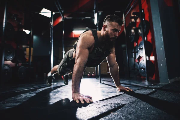 Σπορ Bodybuilder Τύπος Κάνει Push Ups Άσκηση Στο Γυμναστήριο — Φωτογραφία Αρχείου
