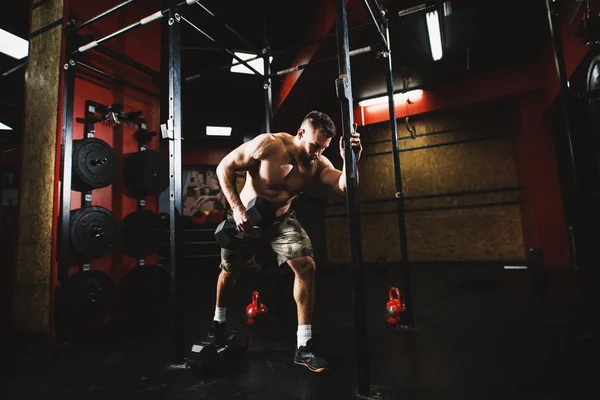 Kräftiger Muskulöser Mann Beim Training Mit Der Hantel Fitnessstudio — Stockfoto