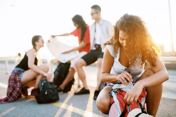 Gruppo Giovani Amici Felici Che Viaggiano Città Nella Giornata Sole — Foto Stock