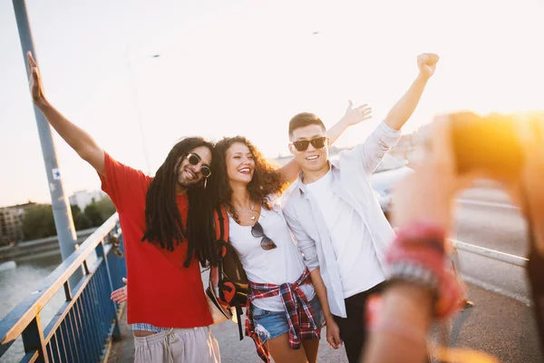Grupo Jovens Amigos Felizes Viajando Cidade Tirar Fotos — Fotografia de Stock