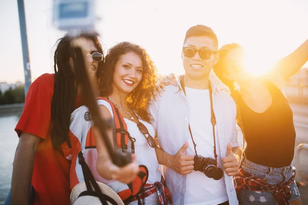 Grupo Jovens Amigos Felizes Viajando Cidade Tomando Selfie Com Selfiestick — Fotografia de Stock