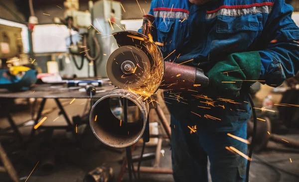 Trabalhador Profissional Tubo Metal Corte Uniforme Proteção Com Moedor Elétrico — Fotografia de Stock