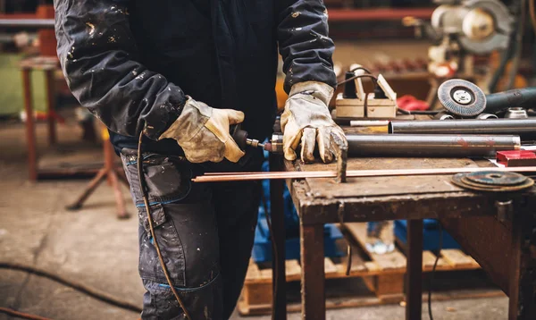 Tyg Arbetare Skyddande Enhetliga Skärande Metallrör Industriell Workshop — Stockfoto