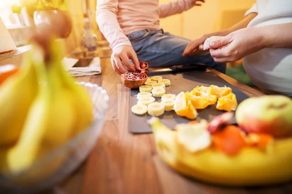 Mulher Grávida Cozinhar Salada Frutas Enquanto Sua Filha Criança Sentada — Fotografia de Stock