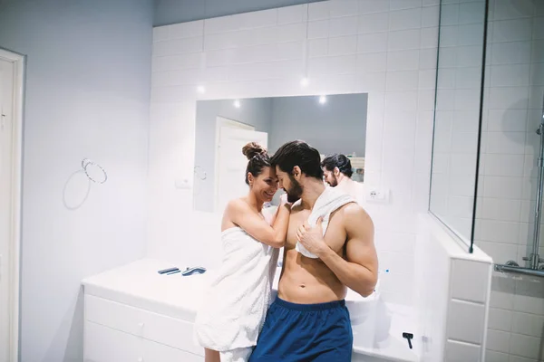 Любовь пара в ванной комнате — стоковое фото