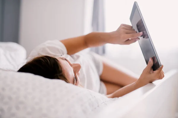 Happy Beautiful Young Woman Lying Bed Holding Tablet — Stock Photo, Image