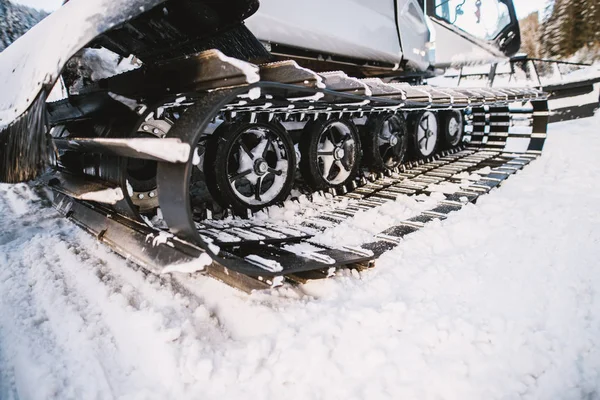 雪が降った後の道をクリアする雪取り外し車 — ストック写真