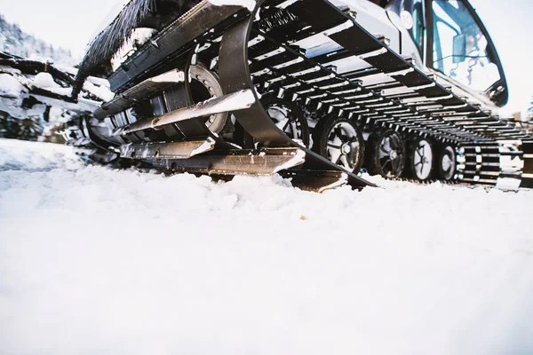 雪が降った後の道をクリアする雪取り外し車 — ストック写真