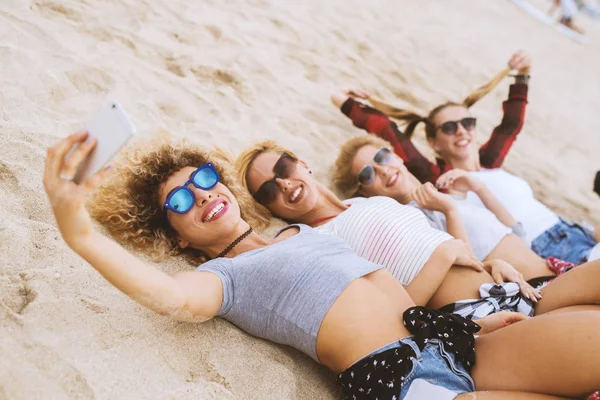 4 人の女性がビーチで楽しんで — ストック写真