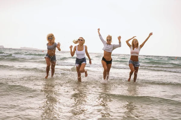 Empat wanita bersenang-senang di pantai — Stok Foto