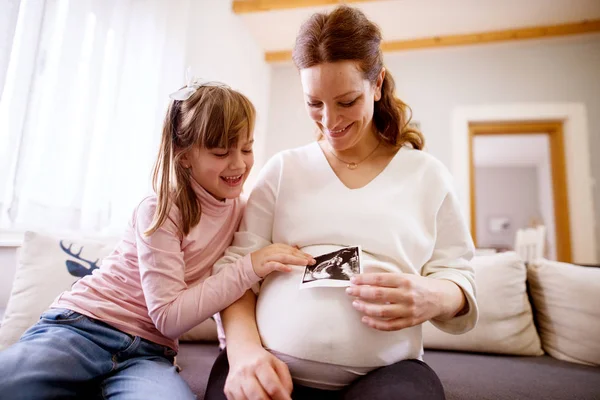 Madre Embarazada Sonriente Niña Pequeña Mirando Imagen Ultrasonido Escaneado — Foto de Stock