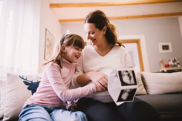 Madre Embarazada Sonriente Niña Pequeña Mirando Imagen Ultrasonido Escaneado —  Fotos de Stock