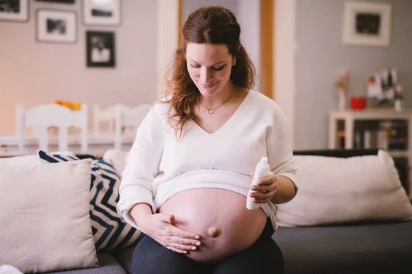 Беременная Женщина Наносит Крем Живот — стоковое фото