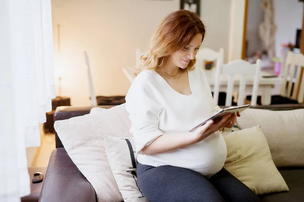 Vacker Gravid Kvinna Använda Tabletpc Hemma — Stockfoto