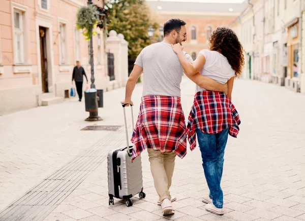 夫妇旅行在城市与行李 — 图库照片