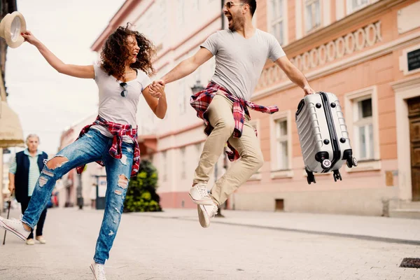 Casal viajando na cidade com bagagem — Fotografia de Stock