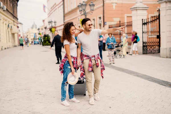 Joven Pareja Amor Feliz Viajando Por Ciudad Tomados Mano — Foto de Stock