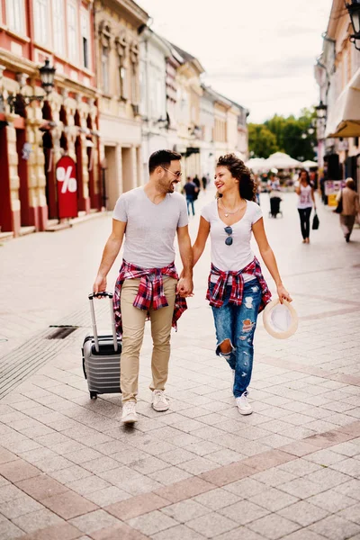 年轻幸福的情侣在城里旅行和牵手 — 图库照片