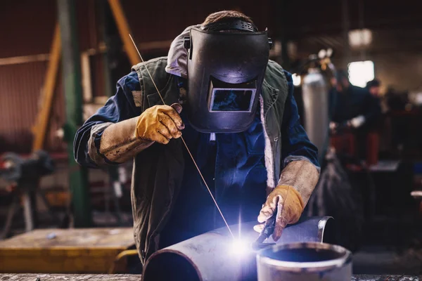 Schweißer Schutzuniform Und Maske Schweißt Metallrohr Auf Dem Industrietisch Während — Stockfoto