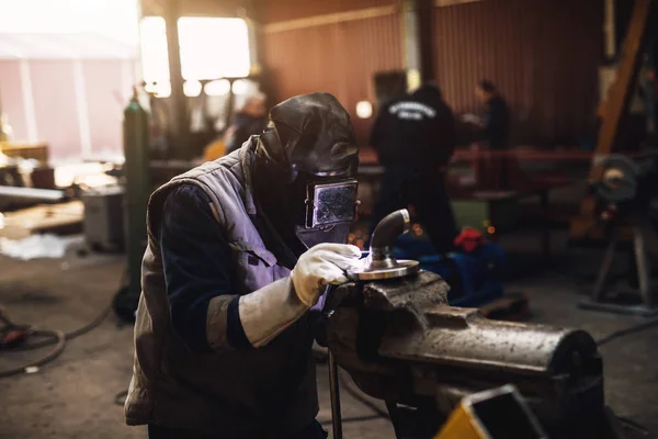 Atölyede Çalışan Koruma Maskesi Ile Profesyonel Kaynakçı — Stok fotoğraf