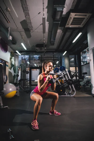 Kettlebell Içinde Jimnastik Salonu Ile Egzersiz Güçlü Genç Kadın — Stok fotoğraf