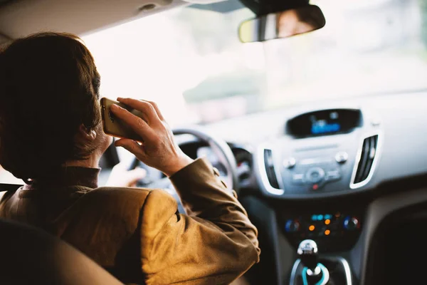 Kvinnan pratar via telefon i bilen — Stockfoto