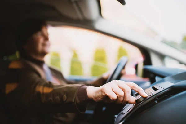 Middels aldrende kvinne som kjører bil – stockfoto