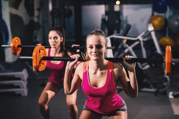 Две Молодые Здоровые Спортивные Женщины Поднимают Штанги Спортзале — стоковое фото