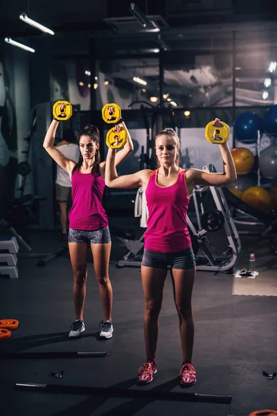 Duas Jovens Mulheres Desportivas Saudáveis Exercitando Com Pesos Ginásio — Fotografia de Stock