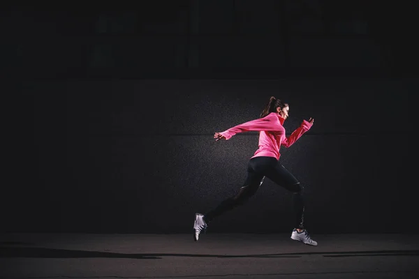 Retrato Mujer Joven Delgada Ropa Deportiva Corriendo Contra Pared Oscura — Foto de Stock