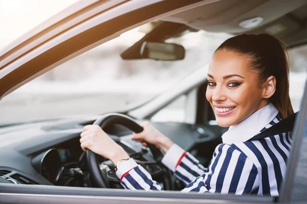 美丽微笑的年轻女实业家驾驶的汽车 — 图库照片
