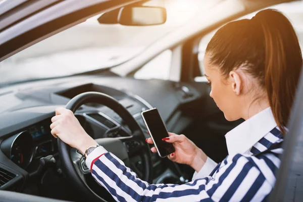 Feliz Jovem Atraente Empresária Mensagens Texto Durante Condução Carro — Fotografia de Stock