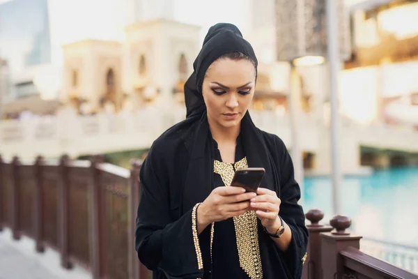 Hermosa Mujer Joven Musulmana Hijab Negro Usando Teléfono Inteligente Ciudad — Foto de Stock