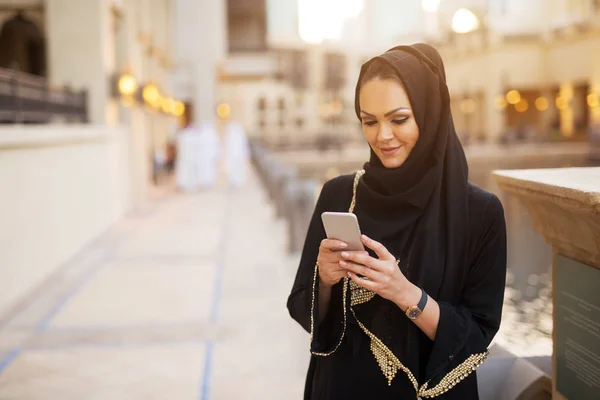 Красива Мусульманська Молода Жінка Чорному Хіджабі Використовуючи Смартфон Місті — стокове фото