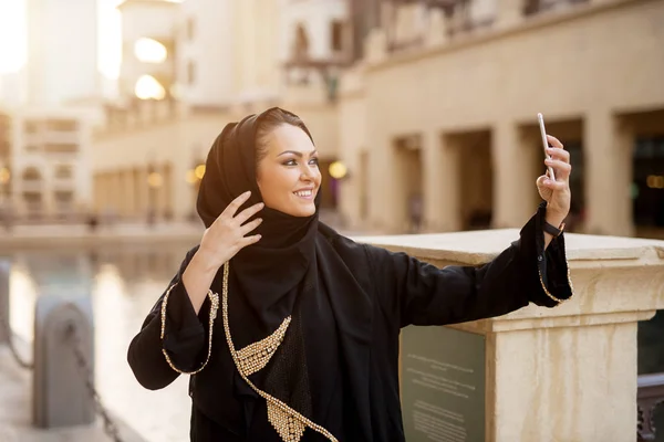 Bella Musulmana Giovane Donna Hijab Nero Utilizzando Smartphone Prendere Selfie — Foto Stock