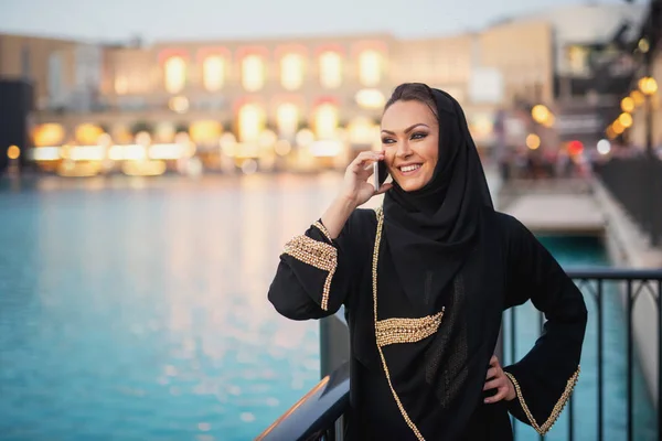 Siyah Tesettür Nehri Yakınında Telefonda Konuşmak Güzel Müslüman Genç Kadın — Stok fotoğraf