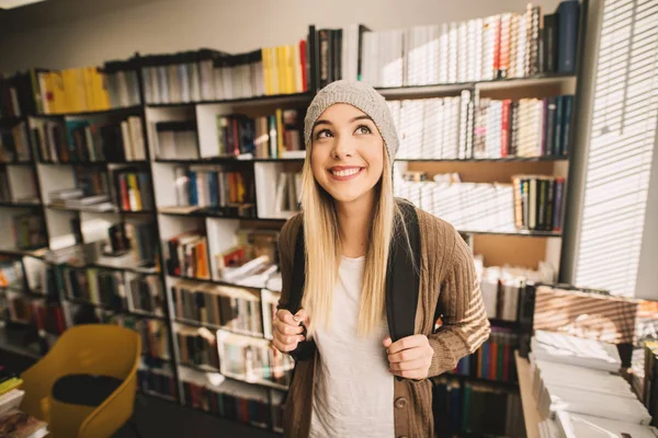 Porträtt Glad Ung Kvinnlig Student Poserar Biblioteket — Stockfoto
