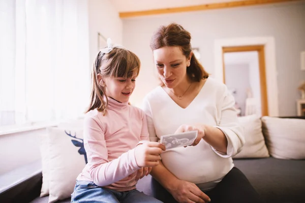 Madre Embarazada Sonriente Niña Pequeña Mirando Imagen Ultrasonido Escaneado — Foto de Stock