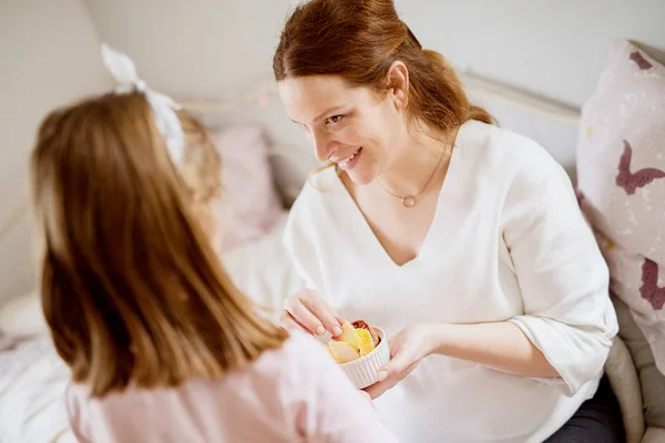 Niña Dando Ensalada Frutas Taza Blanca Madre Embarazada — Foto de Stock