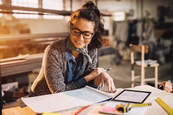 Architetto Donna Professionista Sorridente Che Lavora Con Appunti Tablet Righelli — Foto Stock