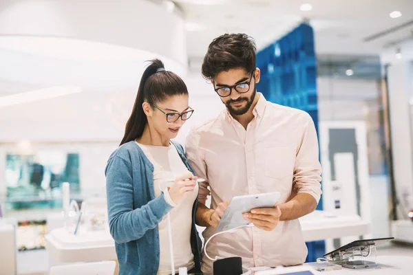 Joven Feliz Pareja Tienda Electrónica Elegir Nueva Tableta — Foto de Stock